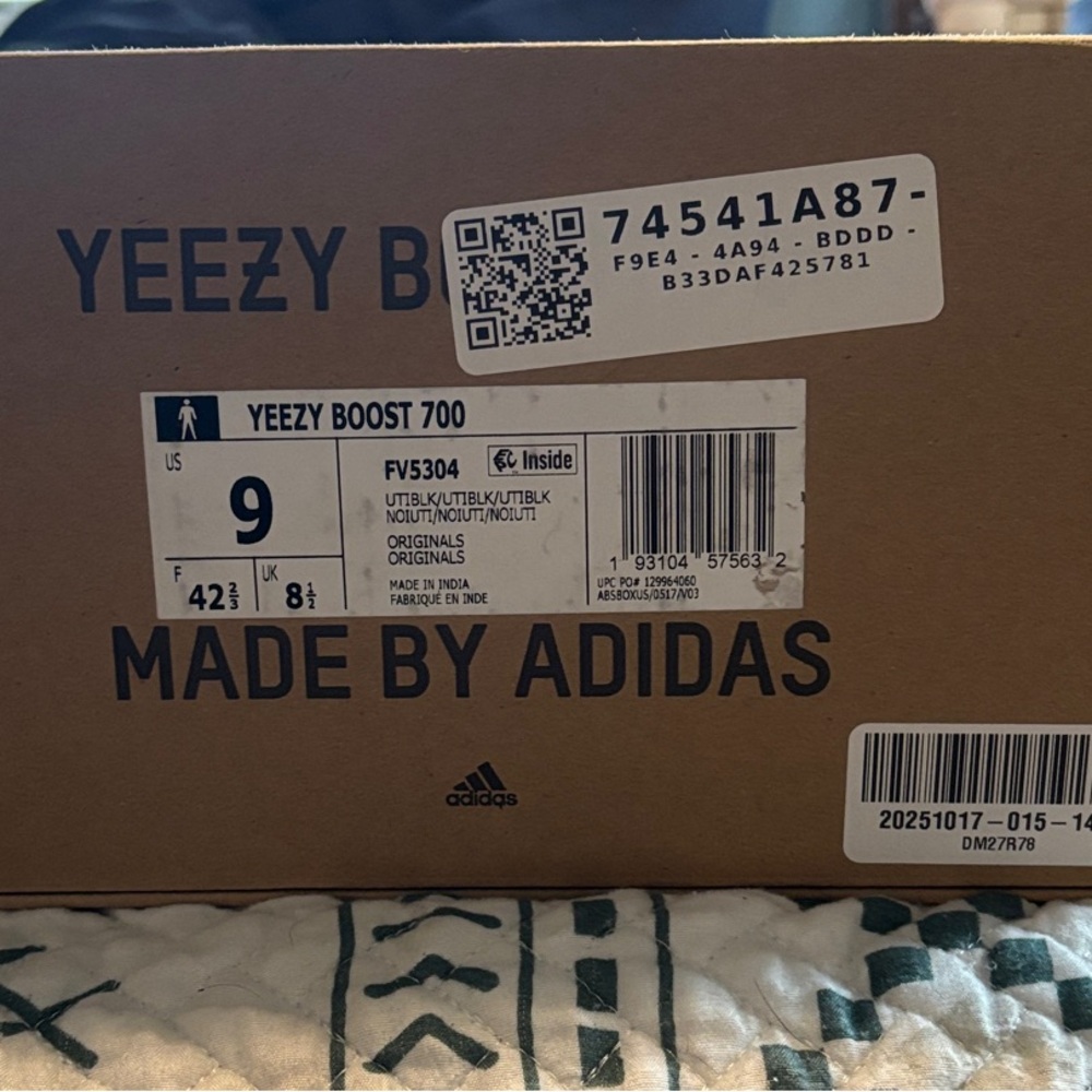 Adidas Yeezy Boost 700 - black